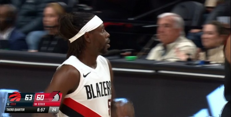 廉颇老矣？霍勒迪背运上篮&amp;连中三分球 个人独得8分追上比分